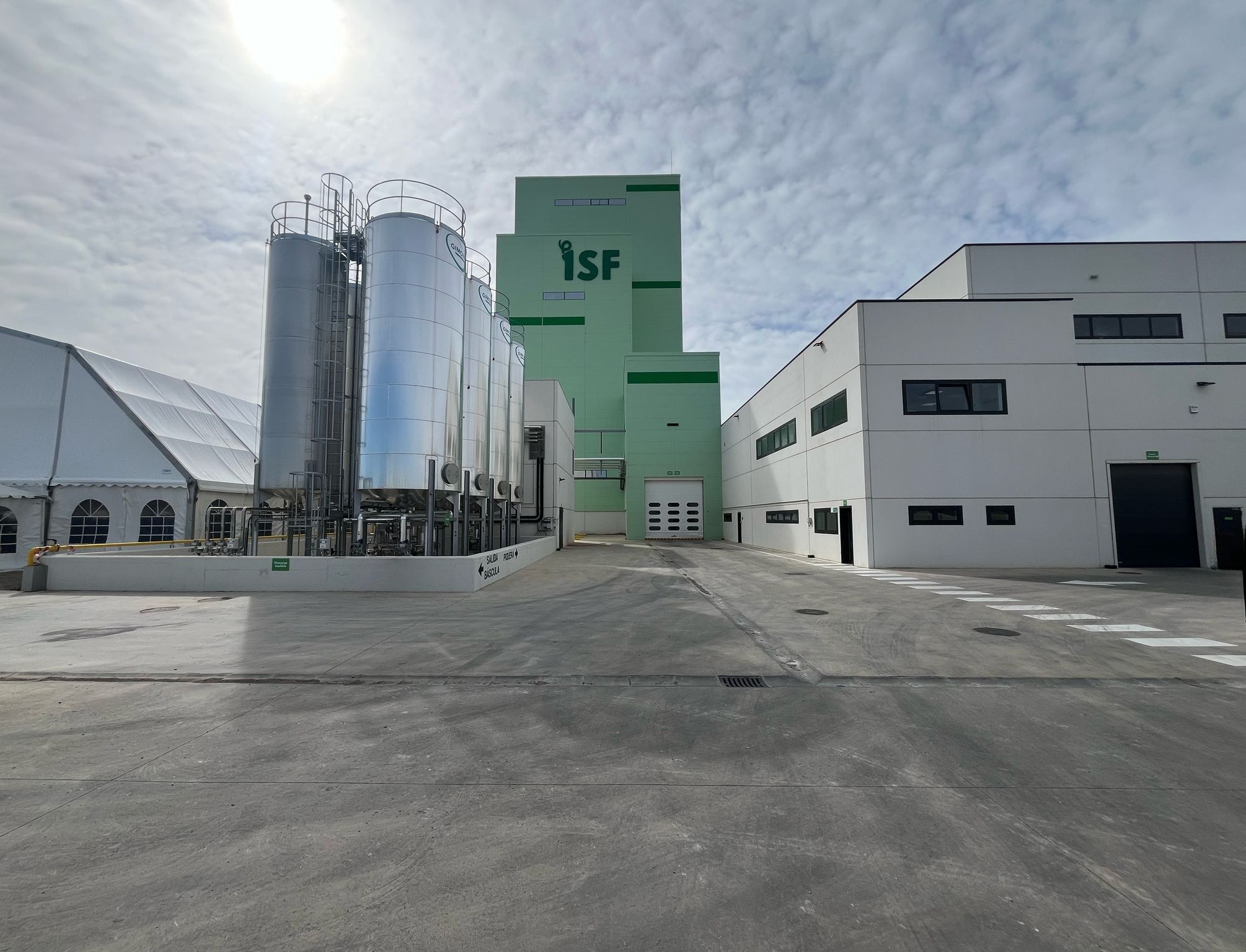 Vista exterior de la nueva planta de ISF: línea de ensacado y paletizado para piensos